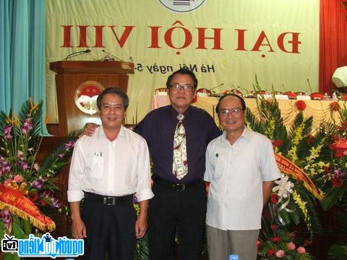  Poet Ngan Vinh (centre) and friends