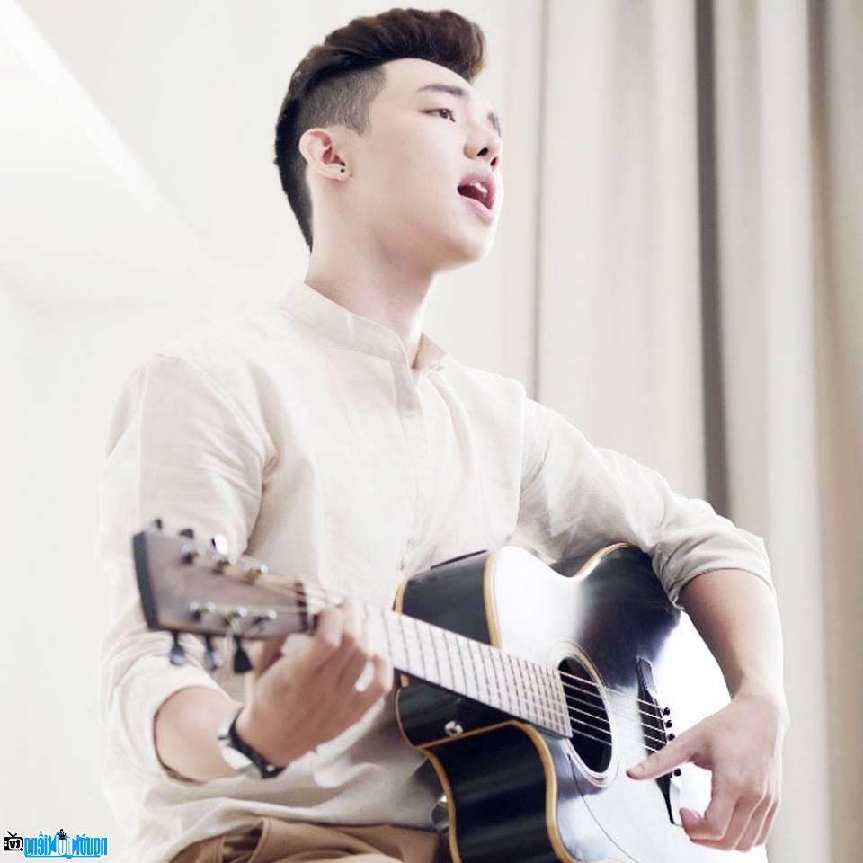 Phạm Nguyễn Duy cùng đàn ghi ta