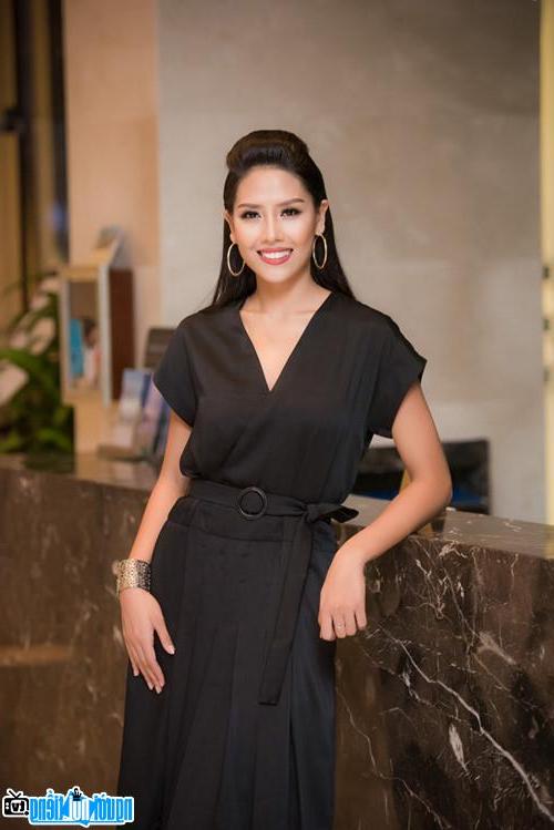 Hoa hậu Nguyễn Thị Loan xinh đẹp khi tham dự sự kiện