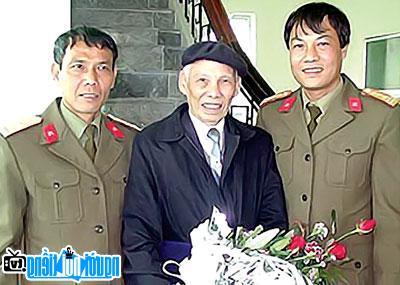 Nguyễn Cao Cường chụp cùng cầu thủ Thế Anh
