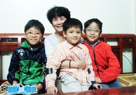 Poet Bui Kim Anh with grandchildren