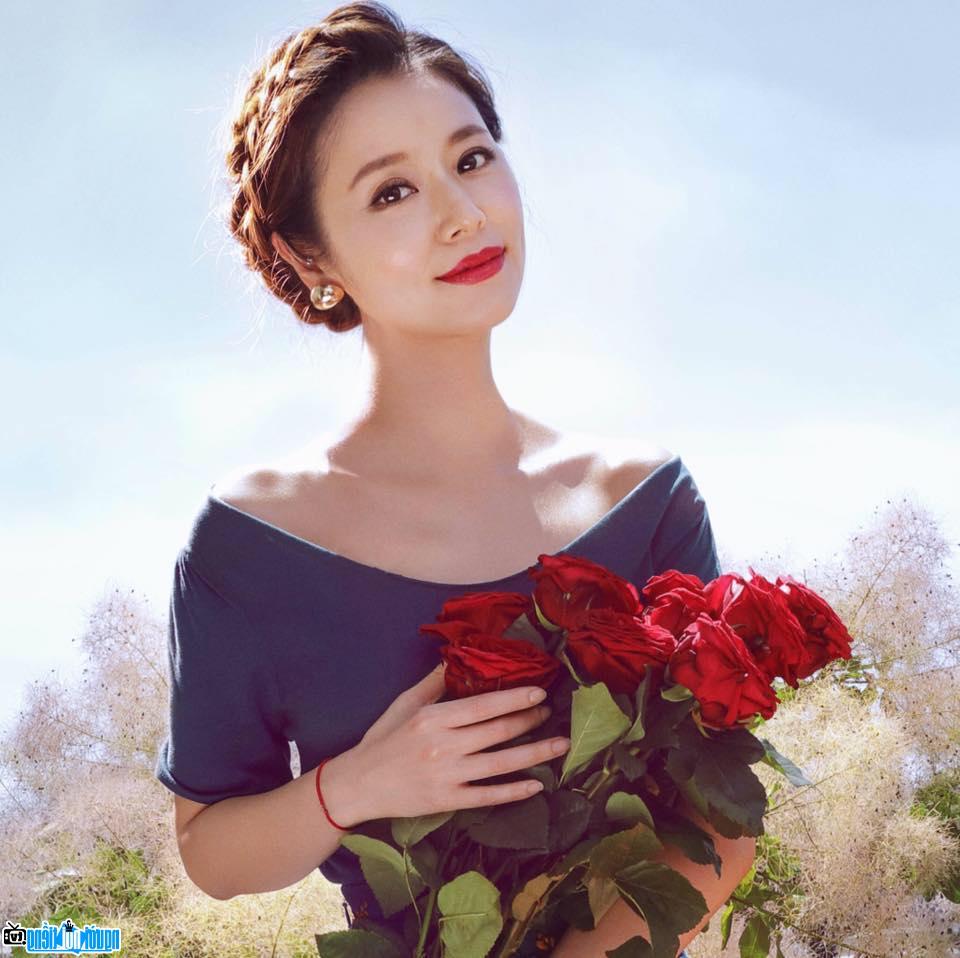  Actress Lam Tam Nhu gets on a flower car with Huo Kien Hoa