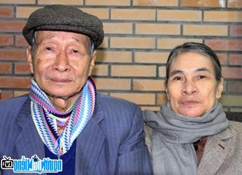  Writer Nguyen Xuan Khanh and his wife