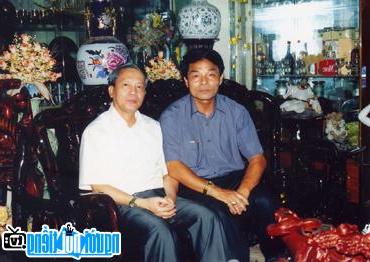  Poet Dong Duc Bon (left) and poet Nguyen Khoa Diem