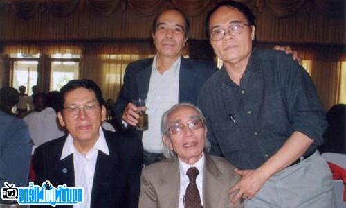  Writer Cao Tien Le (right) and poet Anh Ngoc - musician Phan Huynh Dieu - writer Pham Quang Dau