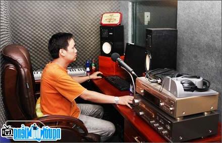 Musician Dinh Phuc working hard