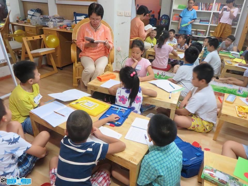  Writer Le Phuong Lien in an exchange with children
