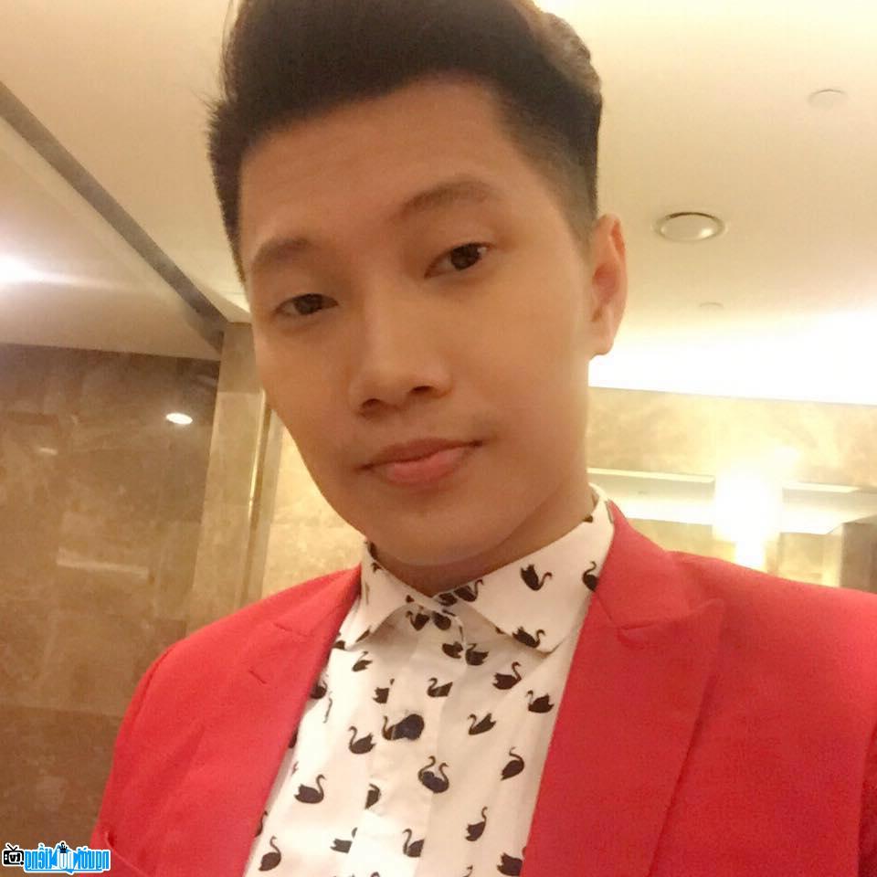  Photo of singer Tung Lam taking selfies before the show