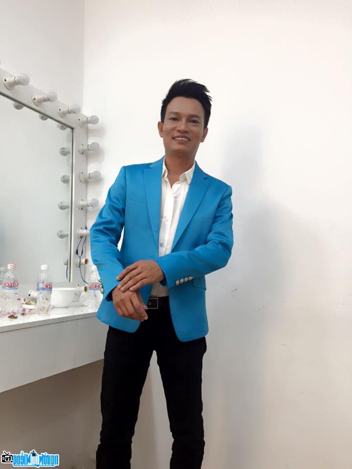  Singer Tien Vinh before the show