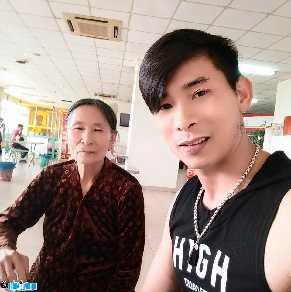  Picture of singer Dang Anh with his mother