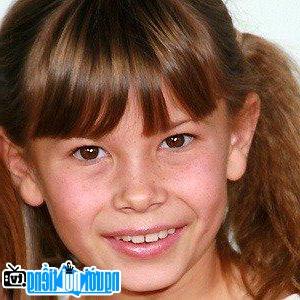 A portrait picture of TV Actress Bindi Irwin picture