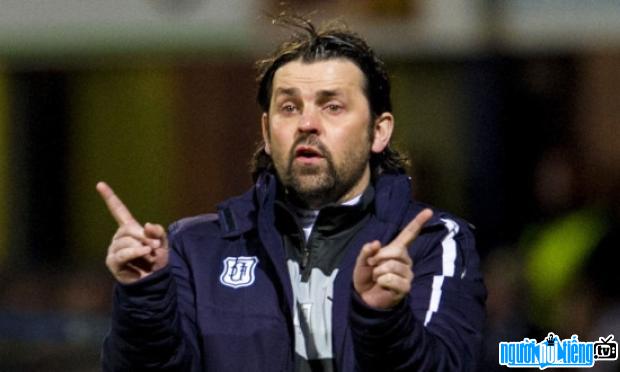 Picture of Paul Hartley gesturing to his players