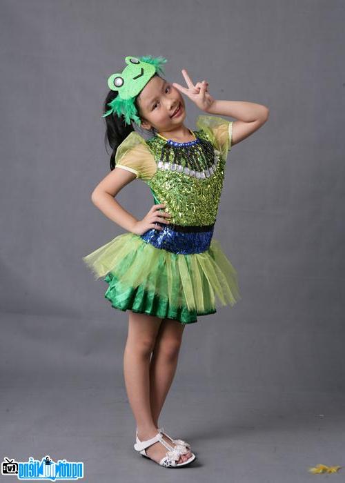  Child singer Bui Minh Hanh playfully poses