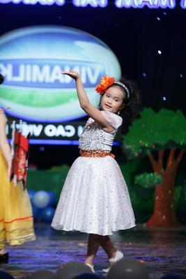  Child singer Phan Nguyen Ha Linh is playful on stage