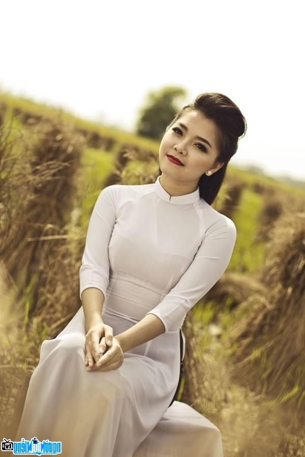 Singer Le Thanh Ngoc leisurely in a shirt Long