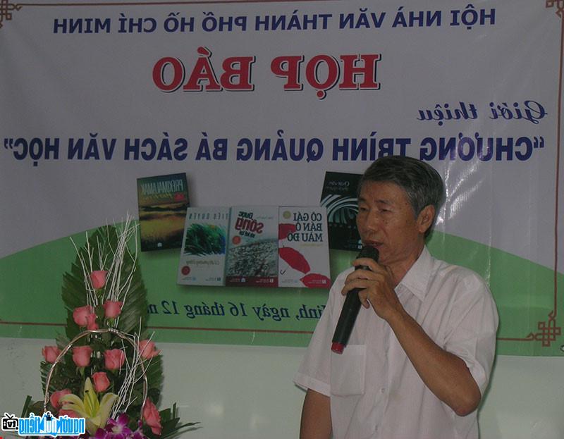 Writer Tran Van Tuan speaking at a meeting newspaper