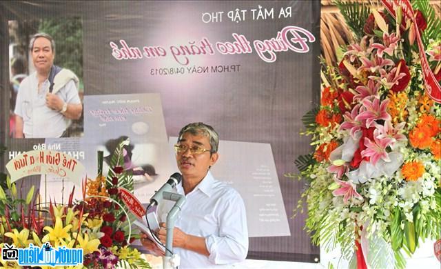 Nhà văn Trần Quốc Toàn tại buổi ra mắt tập thơ  "Đừng theo trăng em nhé" của Nhà thơ Phạm Đức Mạnh
