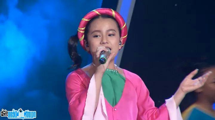  Child singer Doan Khanh Linh gracefully dressed in ba ba shirt