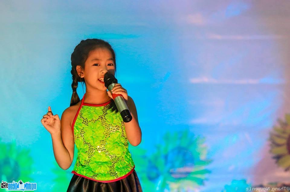 Ca sĩ Trần Thị Diệp Nhi duyên dáng trên sân khấu