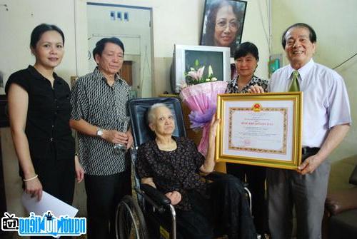 Nhà văn Nguyễn Thị Như Trang đón nhận Giải thưởng Nhà nước tại nhà riêng
