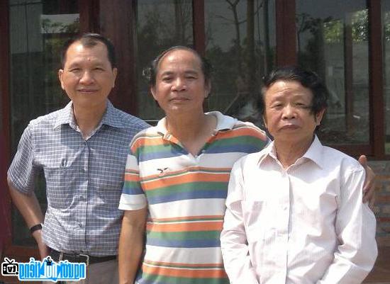 Poet Vu Tu Trang (right) with friends