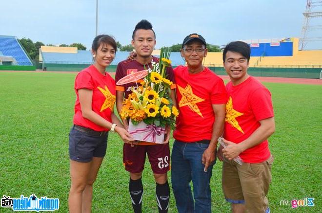 Cầu thủ bóng đá Võ Huy Toàn nhận giả thưởng cùng đồng đội