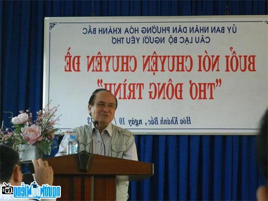  Poet Dong Trinh in a talk about his poetry