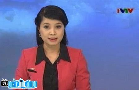 A portrait of MC Le Anh Phuong on news program