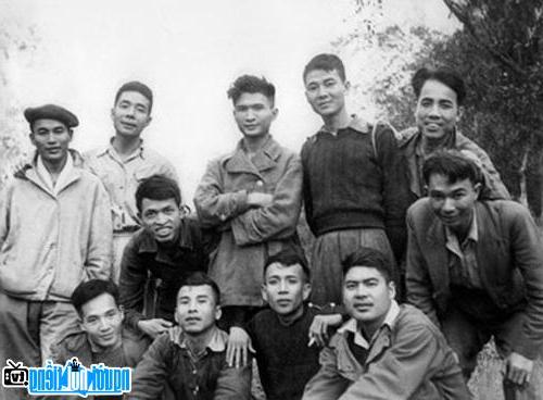 Nhà văn Nguyễn Huy Tưởng (đứng thứ hai từ phải qua) cùng các văn nghệ sĩ ở Việt Bắc