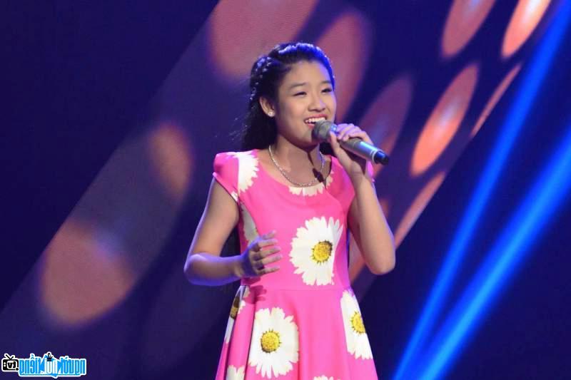  Picture of Singer Dinh Thu Thuy in The Voice contest Kid