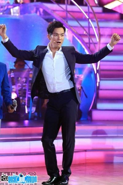 Image of actor Chung Han Salary on the music stage