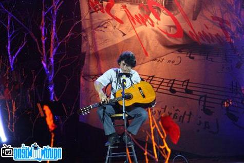  Picture of Nguyen The Vinh in the concert
