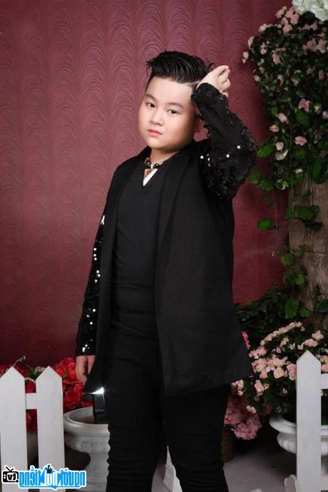  Handsome child model Nguyen Bao Khuong in a black suit