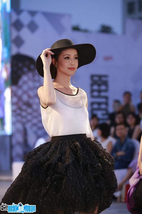Hoa Hậu Jennifer Phạm biểu diễn trong một show thời trang