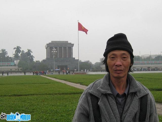 Poet Tran The Vinh visiting Uncle Ho Mausoleum