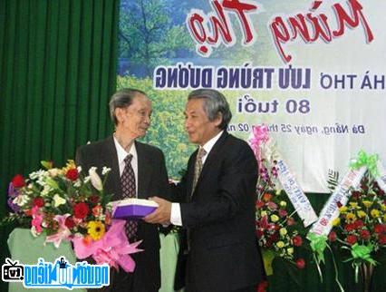  Poet Luu Trung Duong at the ceremony Happy 80th birthday