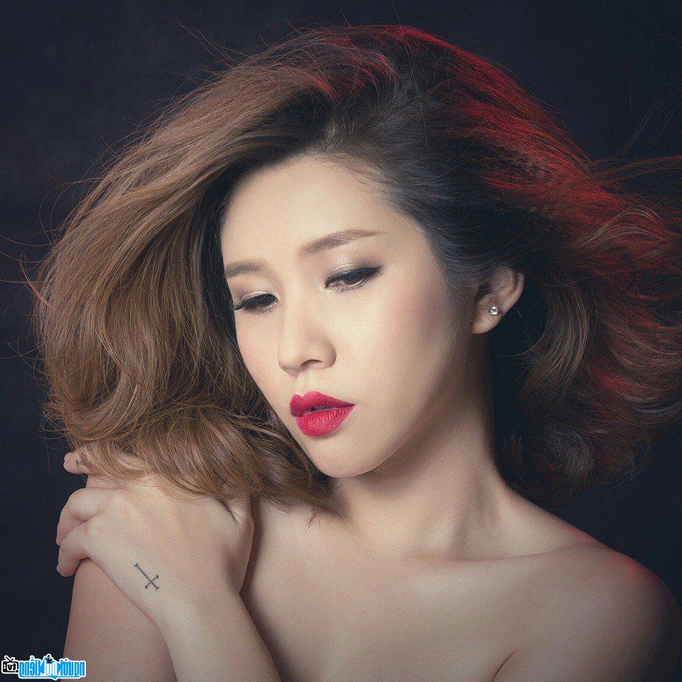 Seduction beauty Singer Tran Huynh Thanh Truc