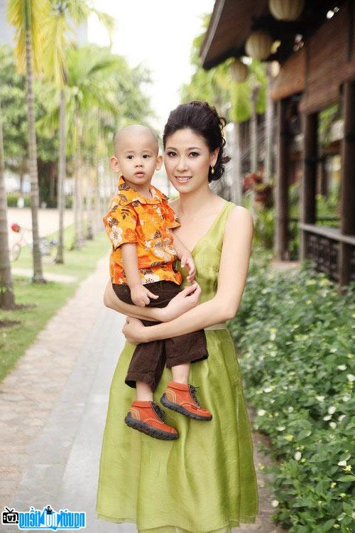 Hình ảnh mới nhất của hoa hậu Hà Kiều Anh với con trai