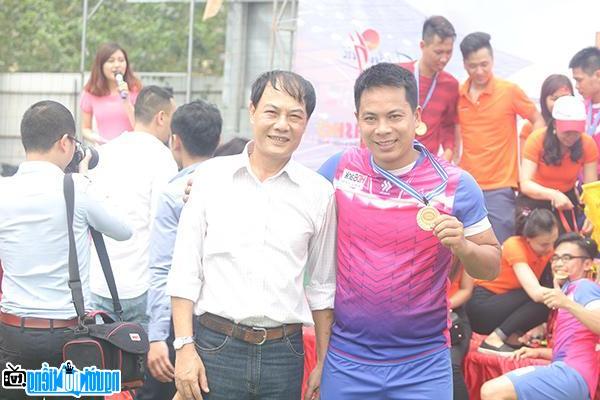  Nguyen Cao Cuong takes a photo with striker Tuan