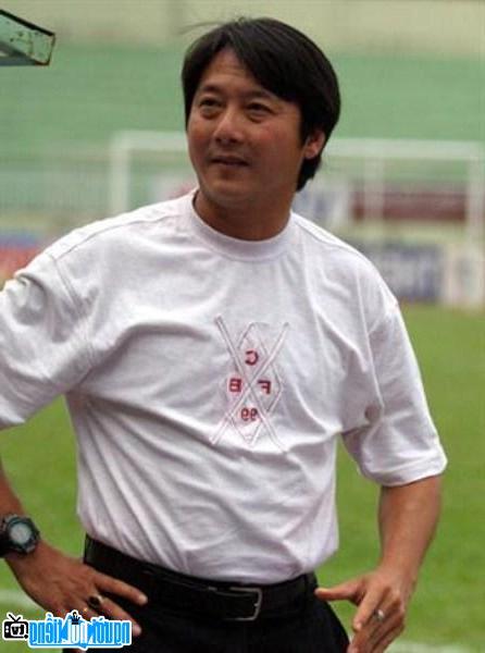  Famous football player Le Huynh Duc once performed