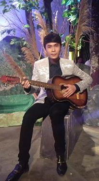 Truong Son on guitar
