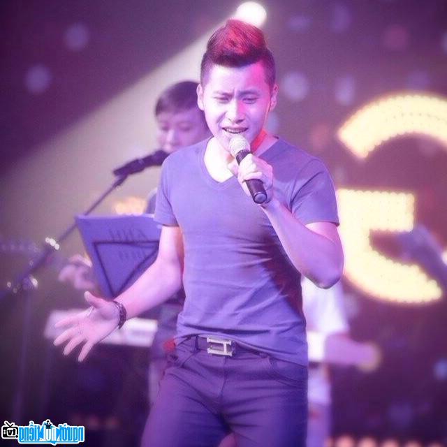  Singer Huy Quyet giving his best on stage