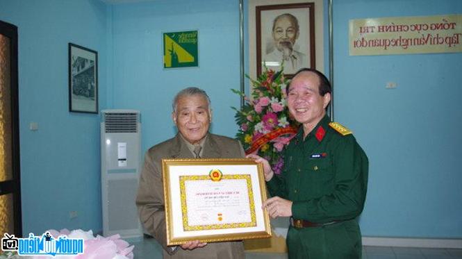  Writer Nguyen Chi Trung received the 65-year Party membership badge