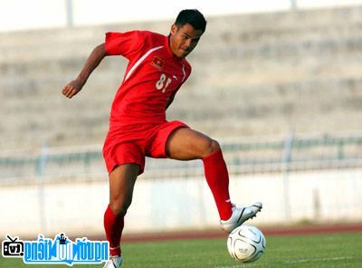 Cầu thủ bóng đá Phan Thanh Bình trên sân cỏ