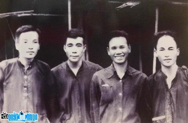 Nhà văn Nguyễn Huy Tưởng (thứ hai bên phải) và những người bạn văn trong kháng chiến chống Pháp
