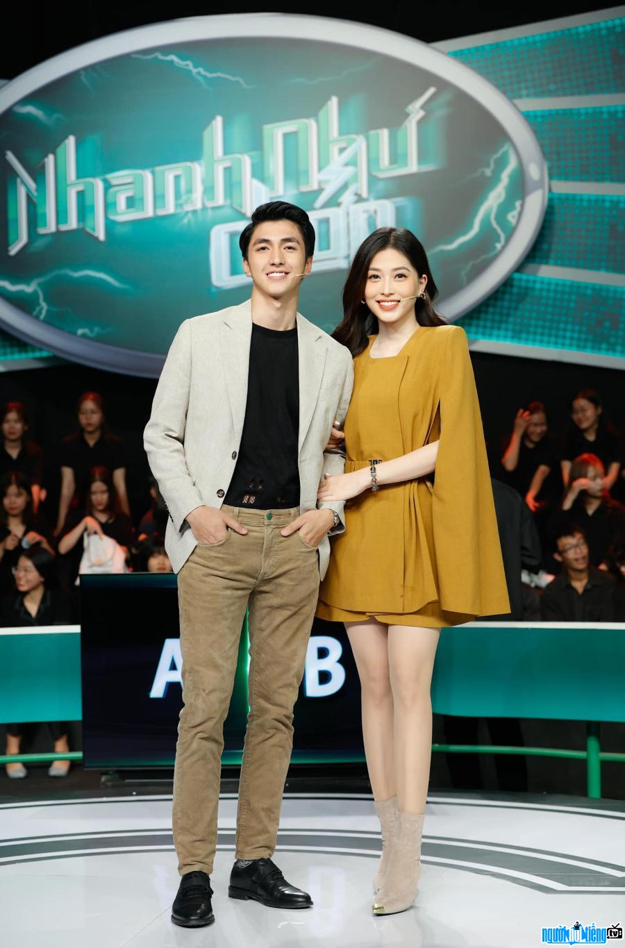 Hình ảnh diễn viên Nguyễn Bình An và bạn gái trên sân khấu Nhanh Như Chớp