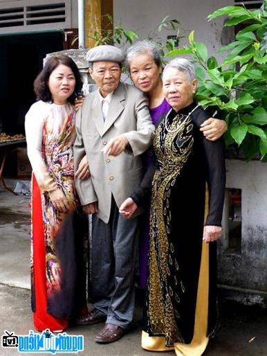 Nhà thơ Phạm Ngọc Cảnh về thăm quê cùng cô Giáng Hương (người đứng ở giữa)
