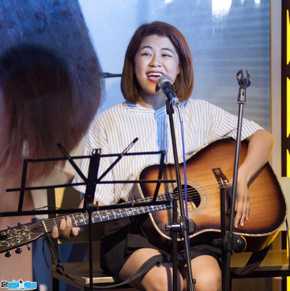  Tran Ha Nhi playing and singing at the same time