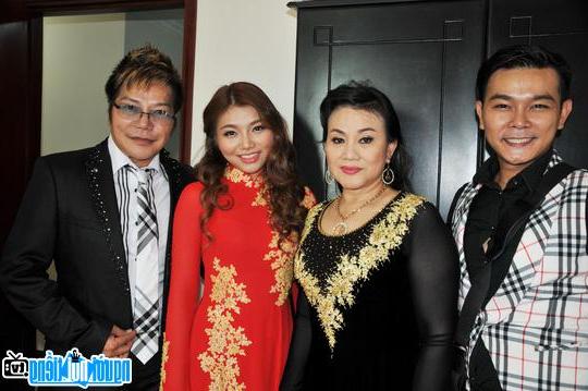 Nghệ sĩ Linh Tâm(phải) cùng vợ và hai con