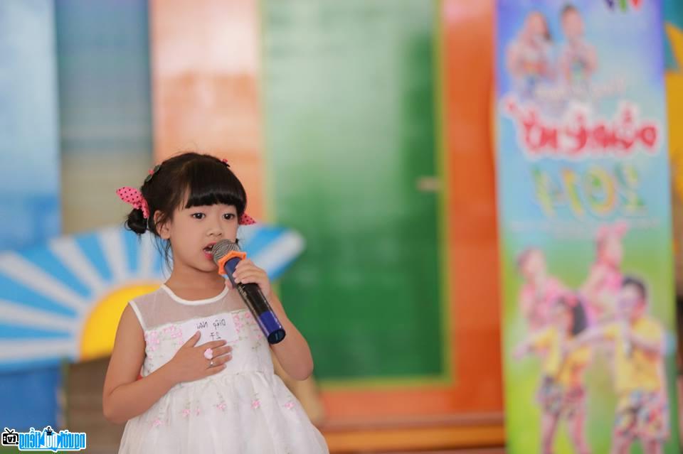  Photo of Tran Thi Diep Nhi- Child singer born in Nghe An- Vietnam